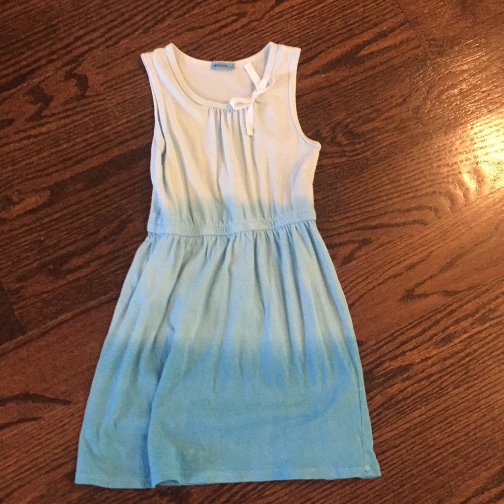 Sleeveless ombré blue dress.